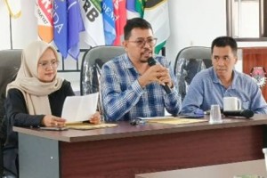 Kadiv Partisipasi Masyarakat dan SDM, KPU Kuningan, Aof Ahmad Musyafa (Tengah).